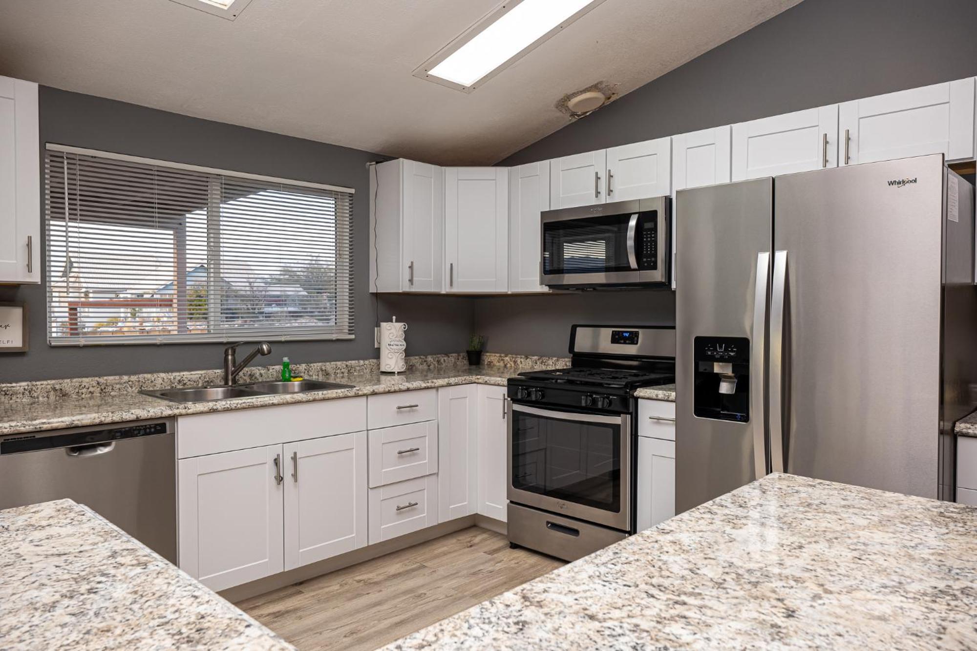 Magnificent & Tranquil Home, Mountain Views , 8 Mins To Casinos & River, Fire Pit, Bbq Bullhead City Luaran gambar